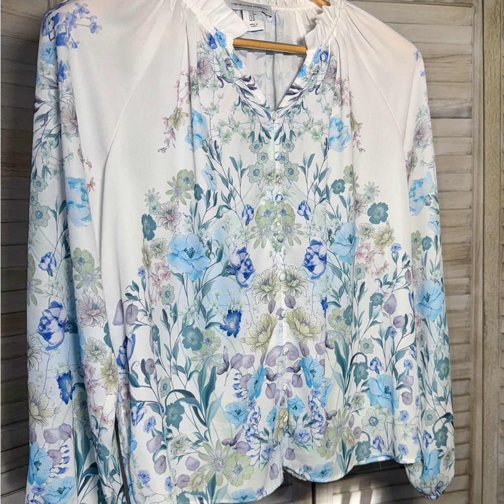 cupcakes and cashmere Blue Floral Ruffle Split Neck Blouse - Medium